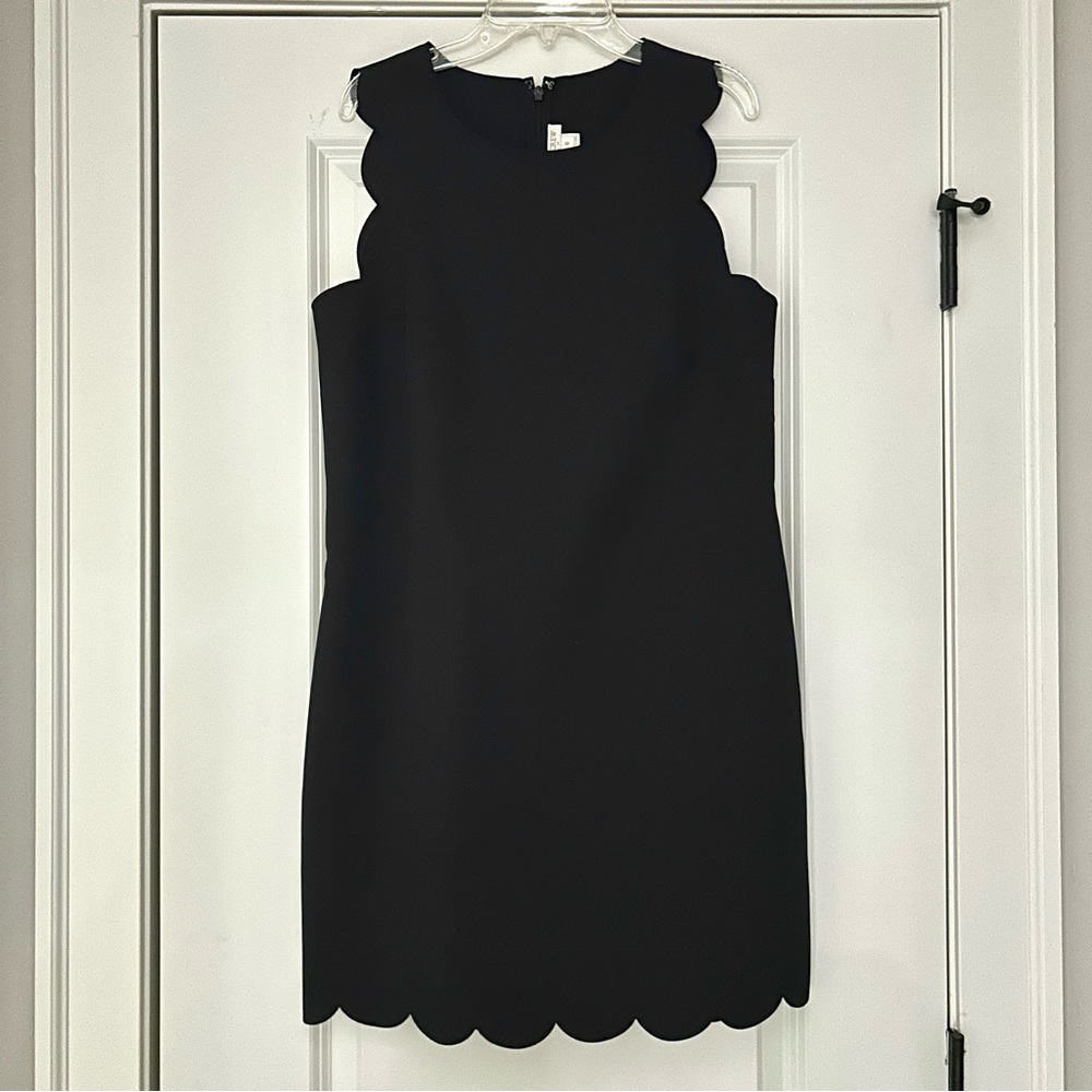 EUC ✨ Size 6 J. Crew Scalloped Edge Shift Dress in Black 🖤